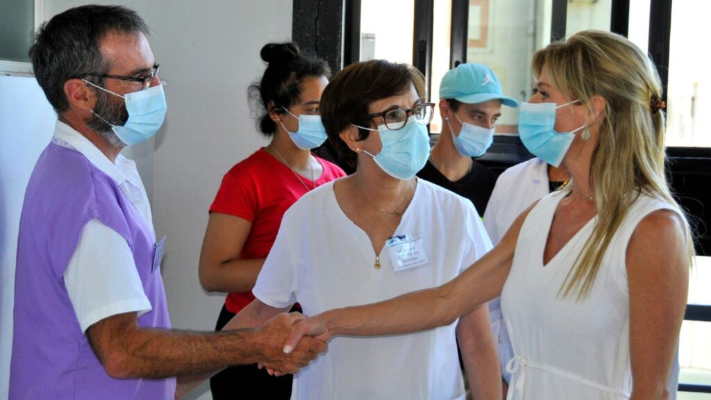 Luis Belatti (from Zen Shiatsu Uruguay team) is introduced to Uruguay First Lady Mrs. Lorena Ponce de León by Lic. Soledad Núñez (CHPR Neonatology Nurse Chief) during a visit for Women’s Day March 8, 2022